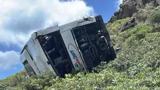 Una guagua se precipita en San Sebastián de La Gomera y deja a varias personas heridas