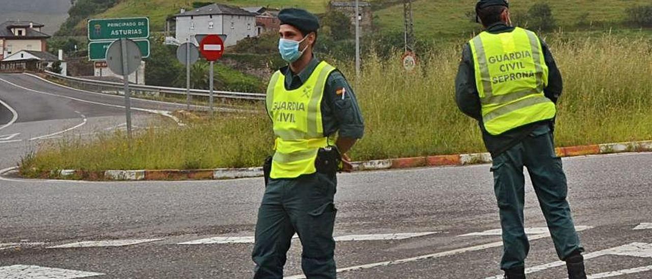 Agentes de la Guardia Civil, en un control en el límite de La Mariña con Vegadeo.