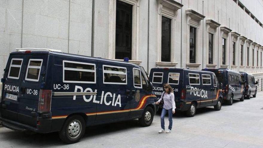 Medio centenar de personas intentan acercarse al Congreso para exigir la abolición de la monarquía