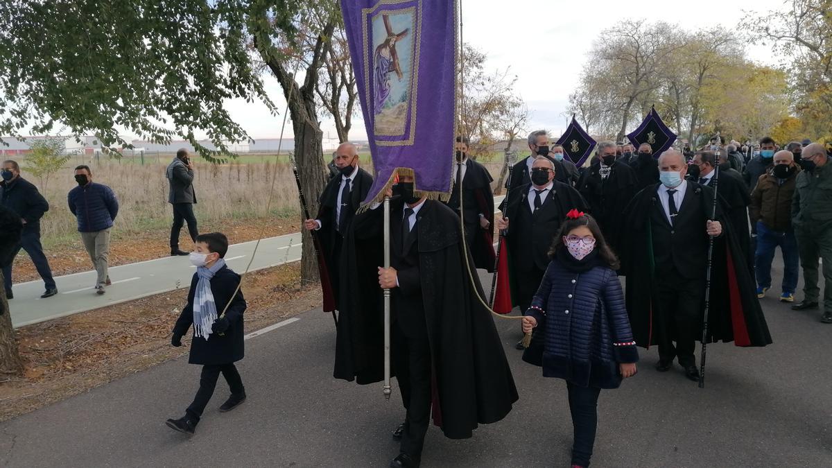 Hermanos de la cofradía, en la procesión de la Fiesta de los Difuntos del pasado año