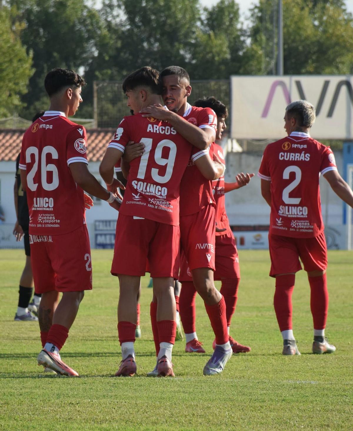 Arcos recibe las felicitaciones de sus compañeros tras el segundo gol del Coria.