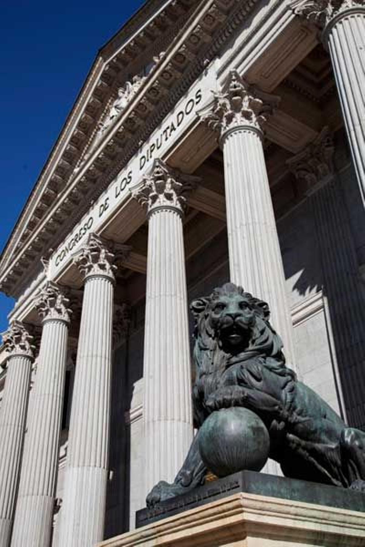 El Congreso de los Diputados está flanqueado por dos leones africanos de bronce en honor a Hipómenes y Atalanta