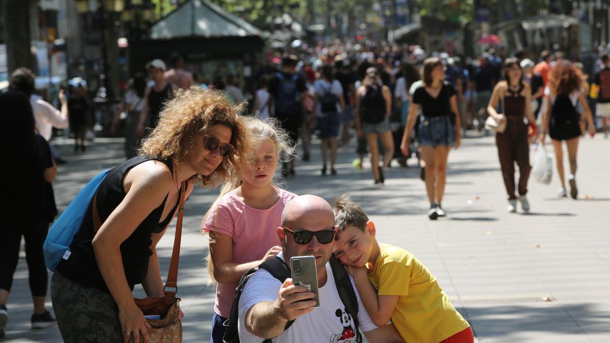 BARCELONA 28/07/2022 Barcelona Tema de 4 páginas sobre la Rambla. El ayuntamiento dice que la reforma de la Rambla hará que los barceloneses vuelvan a la calle más famosa de la ciudad. Hemos analizado y contabilizado qué hay puerta a puerta, local por local, para desmontar un poco esta teoría. Fotos: 1. Club Capítulo cerrado 2. Rambla 114, fachadas de tiendas de souvenires. Con algún detalle de camisetas chungas o de sevillanas de porcelana. 3. 130, tienda cannabis 4. Rambla 129. Musical Emporium reconvertido en cambio de moneda 5. Entrada de un Hotel con gente con maletas. 6. Casa Beethoven, Rambla 97. El propietario se llama Jaume, si sale fuera por la foto, cojonudo, hablé con él hace unas semanas 7. Ambiente turistas paseando Rambla central. FOTO de RICARD CUGAT