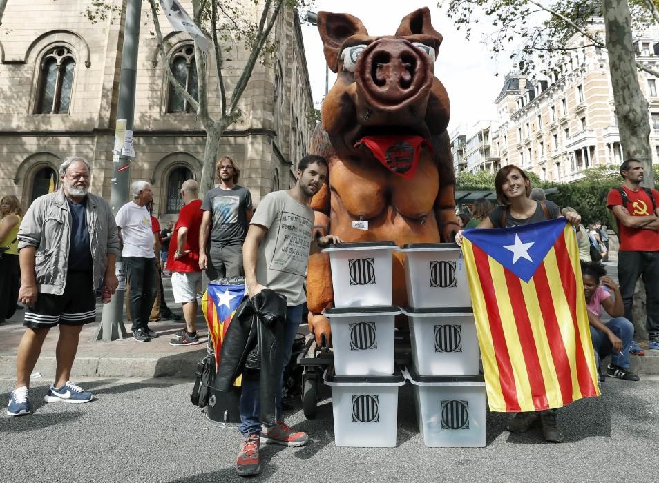 Multitudinaria concentración en Barcelona en protesta por las cargas del 1-O