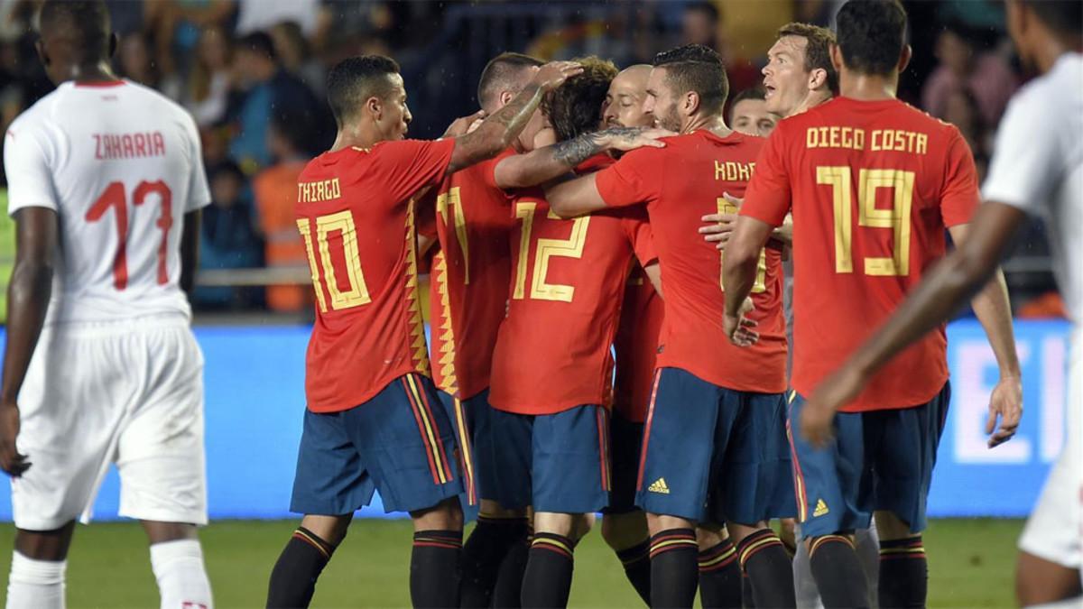 La selección celebrando el gol de Odriozola