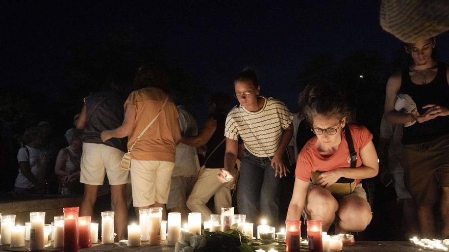 GALERIA | Més d'un miler de persones fan a Manresa una marxa silenciosa amb espelmes en record de Carles Vilajosana