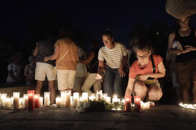 GALERIA | Més d'un miler de persones fan a Manresa una marxa silenciosa amb espelmes en record de Carles Vilajosana