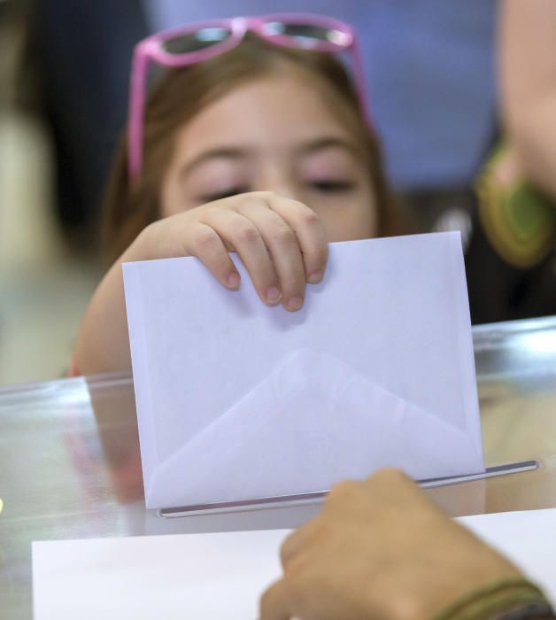 VOTACIONES EN COLEGIO ELECTORAL DE TRIANA EN ...