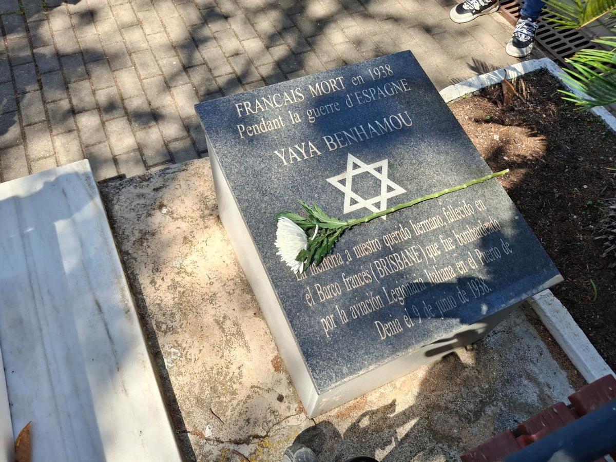 La tumba en la que se recuerda a los muertos del mercante frances Brisbane
