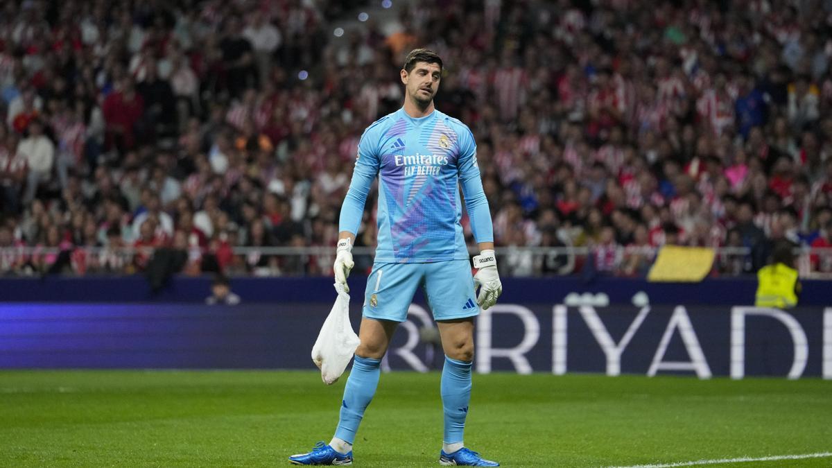 Thibaut Courtois, portero del Real Madrid, con una bolsa de alimentos que le tiraron desde el fondo sur del Metropolitano.