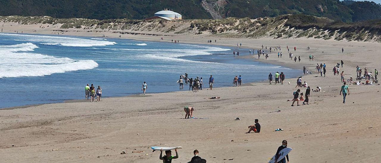 Ambiente, ayer, a media tarde, en la playa de Salinas.