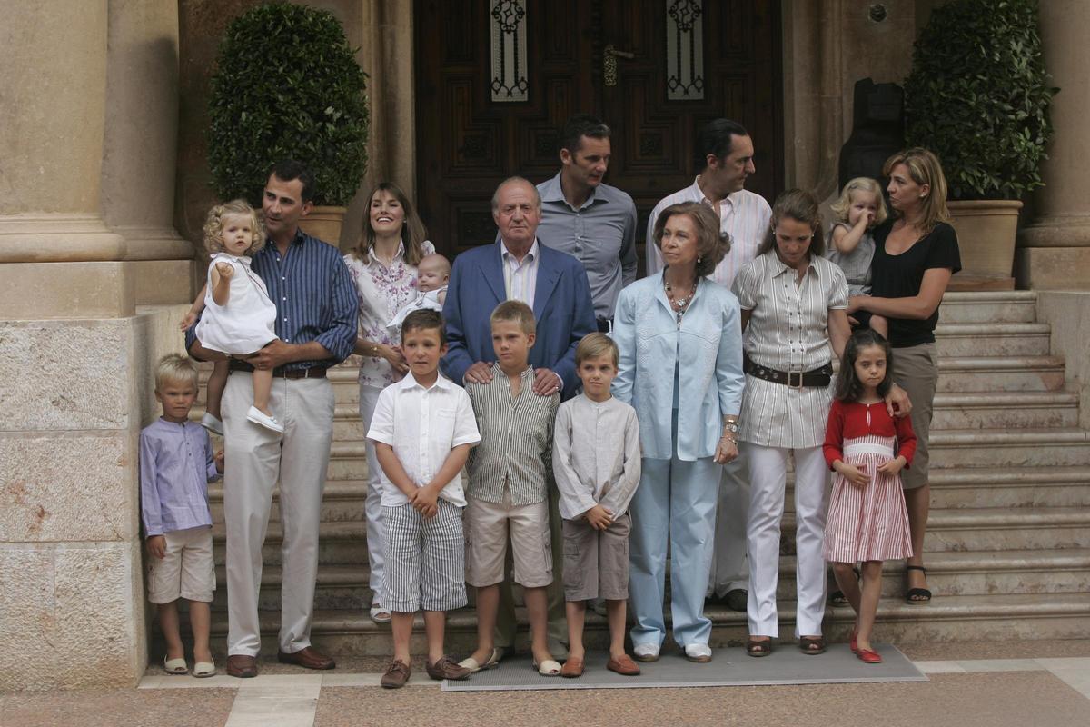 Posado de la familia real en Marivent en el verano de 2007.
