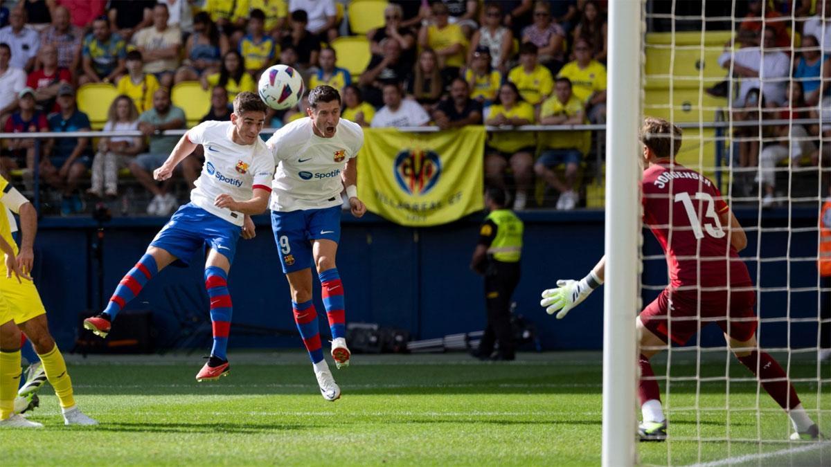 Gavi cabecea y Lewandowski lo intenta en el gol que abrió el camino de la victoria en Villarreal