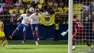 Gavi cabecea y Lewandowski lo intenta en el gol que abrió el camino de la victoria en Villarreal