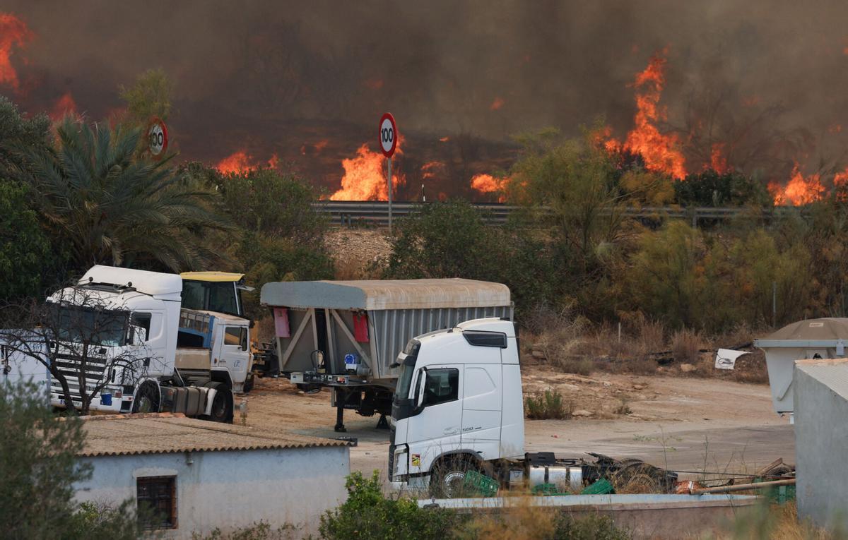 El humo y las llamas aumentan en medio de los incendios forestales mortales que afectan a la provincia de Almería, en Los Gallardos, Almería, España, el 10 de julio de 2026.