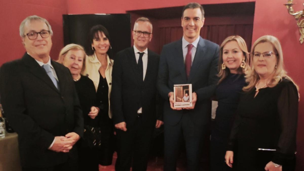 Pedro Sánchez junto a familiares de Jerónimo Saavedra en el homenaje al expresidente de Canarias en el Teatro Real en Madrid.