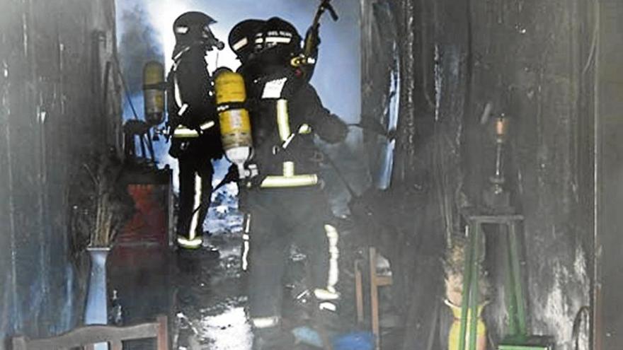 Un incendio obliga a evacuar a dos personas de su domicilio