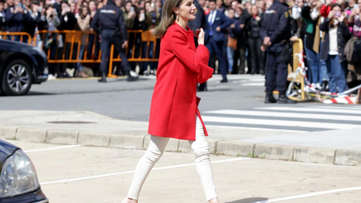 Letizia Ortiz con abrigo rojo de Zara y pantalón pitillo