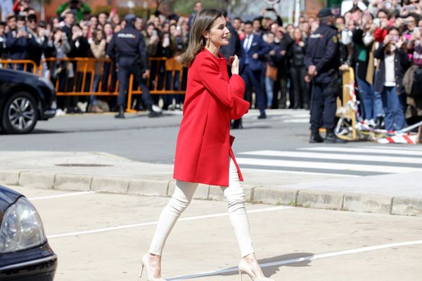 Letizia Ortiz y su abrigo rojo con volantes en las mangas de Zara