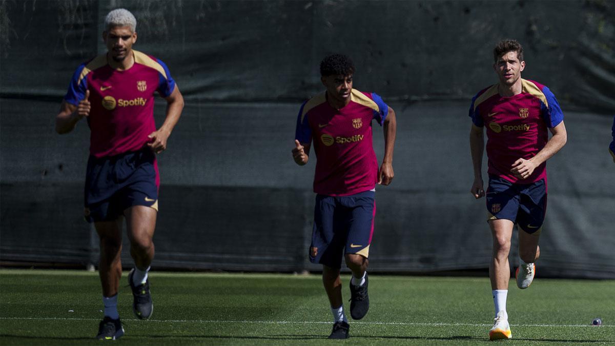 Ronald Araujo, Lamine Yamal y Sergi Roberto, en un entrenamiento