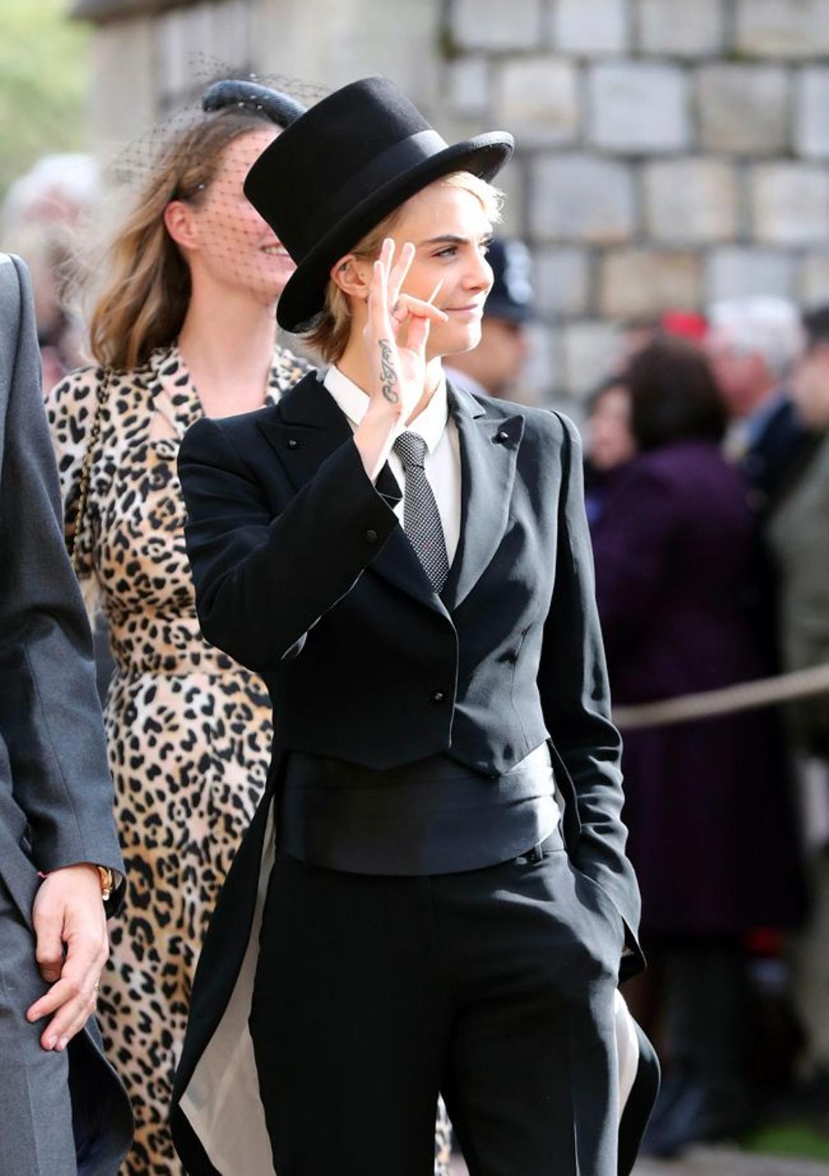 Cara Delevingne, con esmoquin, tacones y corbata