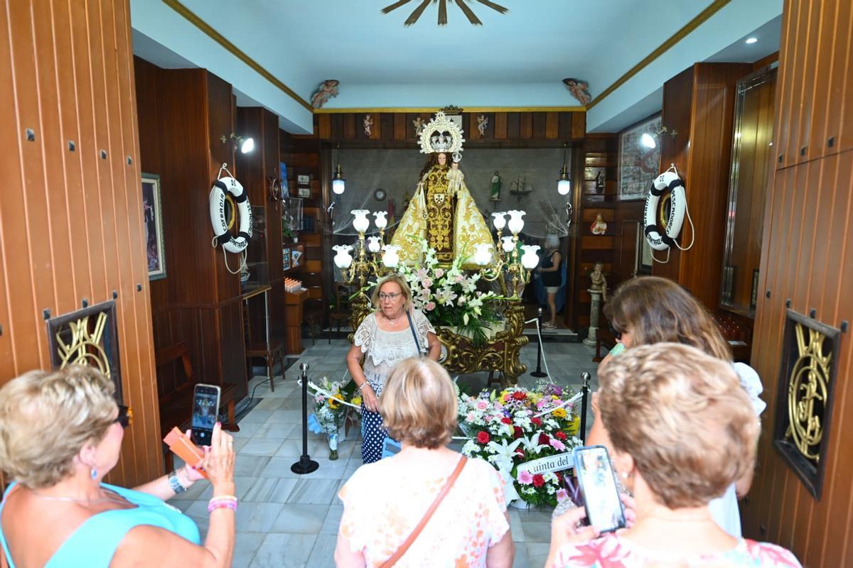 Vecinas fotografiándose con la Virgen del Carmen en su capilla