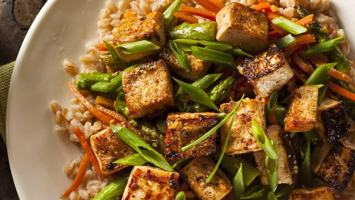 Tofu encebollado con verduras.