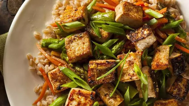 Por menos de 3 euros puedes hacer esta receta con tofu y verduras