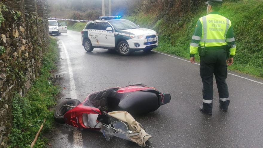 Muere un motorista tras salirse de la vía en Viveiro