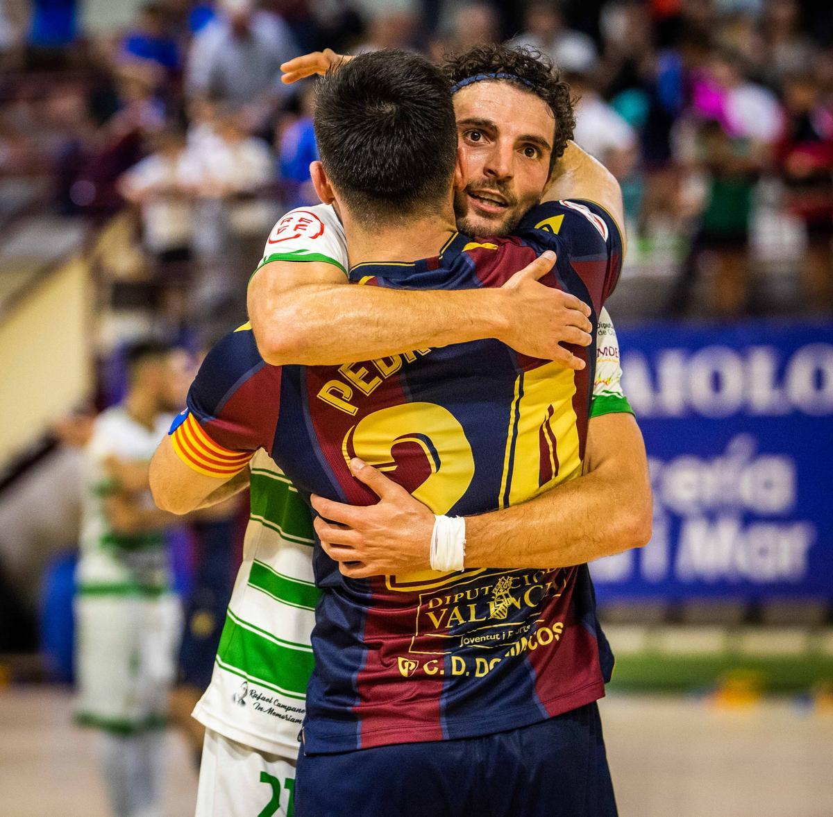 Zequi abraza a Pedro Toro al final del partido entre el Levante y el Córdoba Futsal.