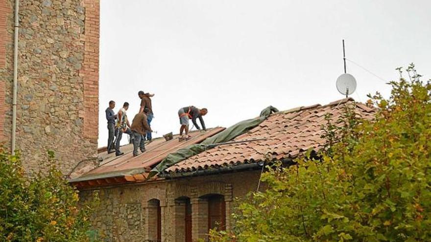 Recta final de les obres de la coberta del bar