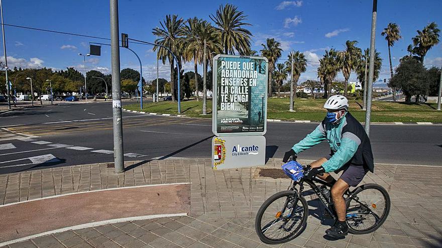 Carril bici en la glorieta de la avenida de las Naciones, con el carril también interrumpido