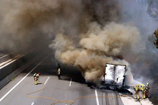Camió en flames a Viladasens