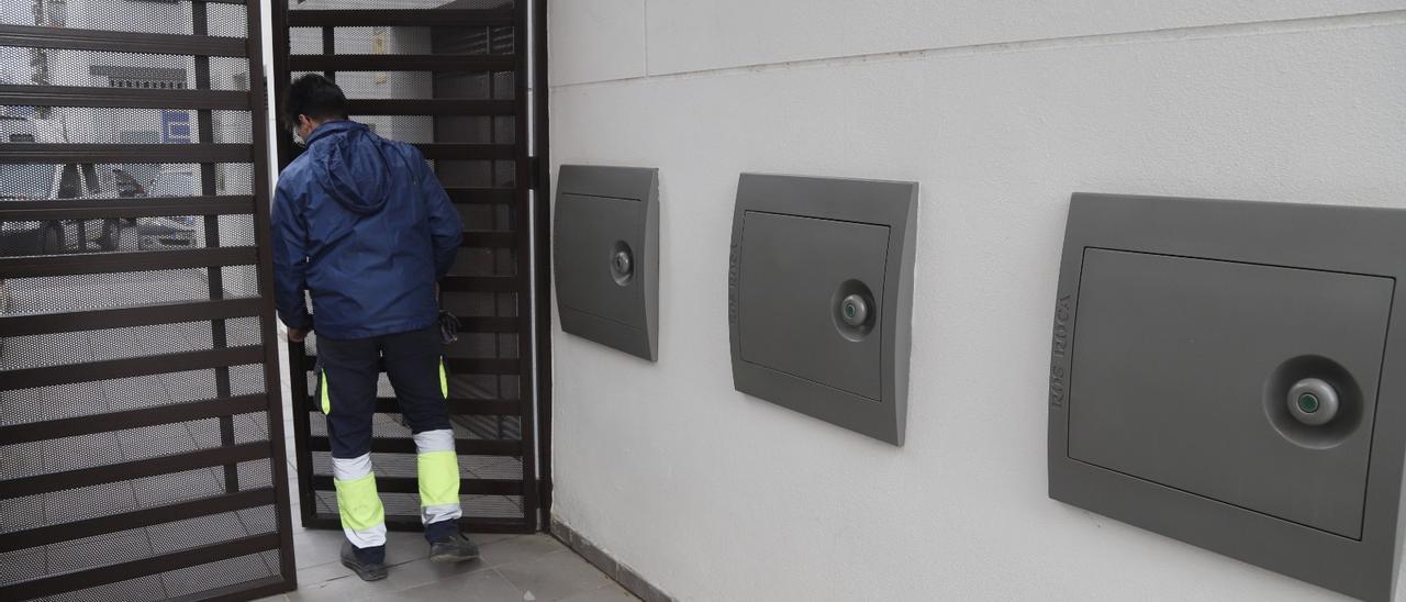 Instalaciones para la recogida neumática de la basura en una de las urbanizaciones de Córdoba que cuentan con esta infraestructura.