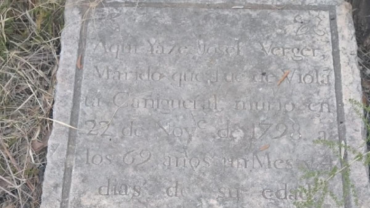 La lápida del siglo XVIII.