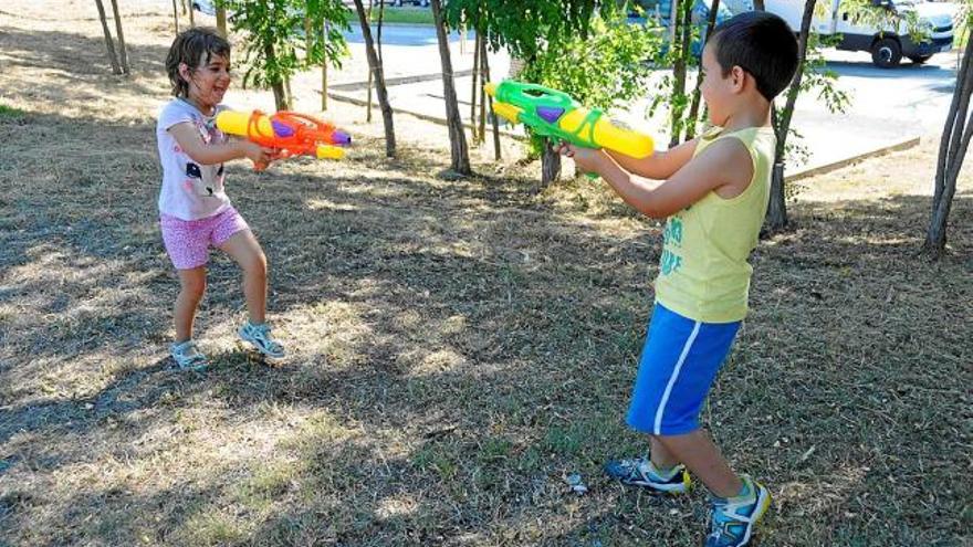 Dos nens es fan passar la calor d&#039;una manera divertida