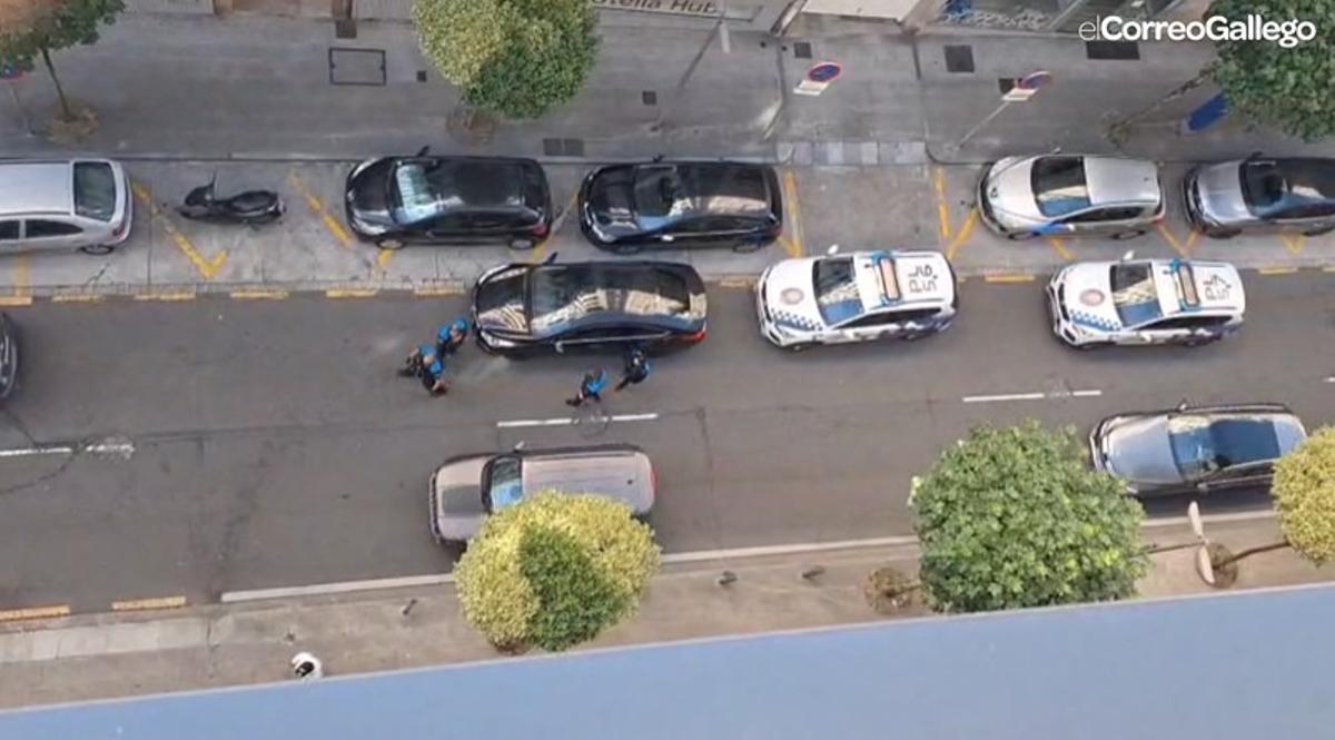 Vehículos policiales desplazados a Fernando III O Santo este domingo
