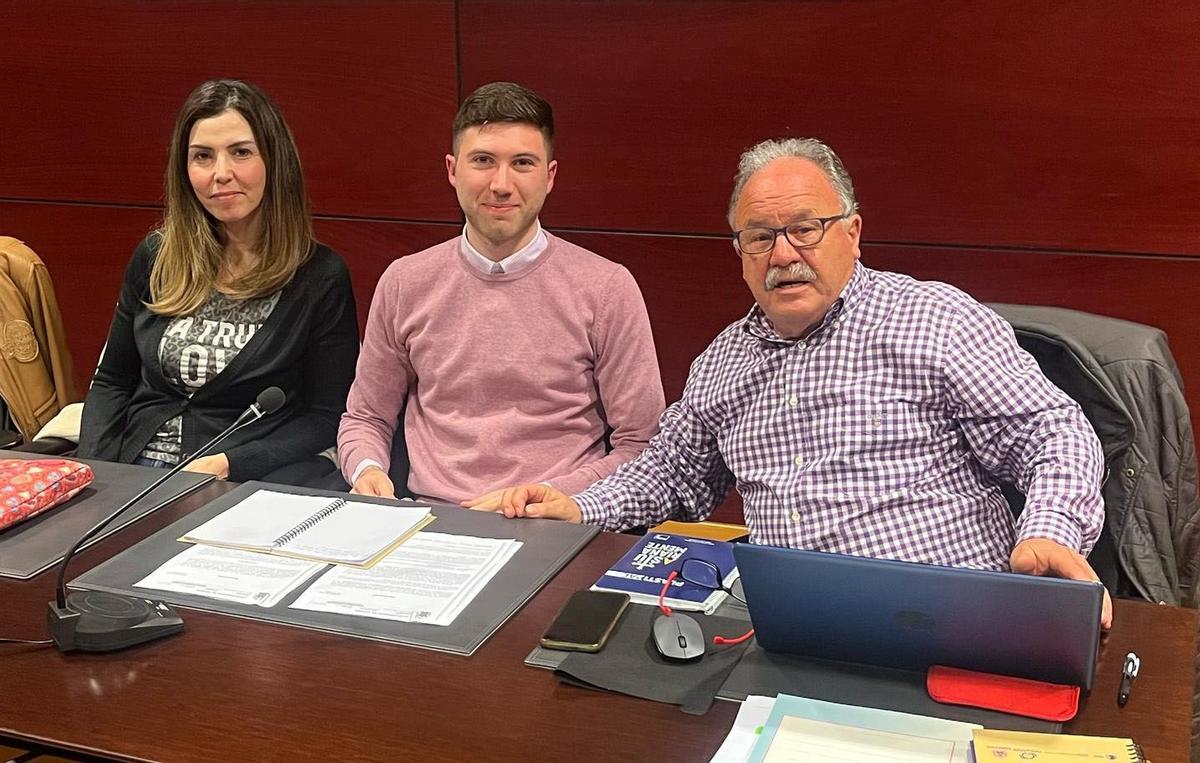 Por la izquierda, Liliana Díaz, Matías Hevia y Francisco Javier Ardura, ediles de IU en Noreña