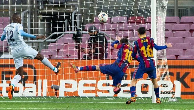 Las imágenes del partido entre el FC Barcelona y el Valencia de la jornada 14 de LaLiga Santander disputado en el Camp Nou.