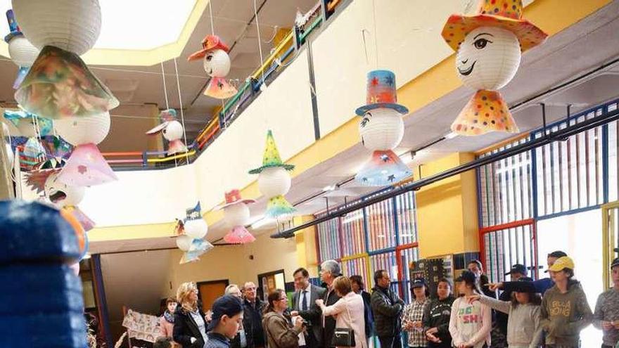 Los alumnos de sexto de Primaria, ayer, haciendo de guías en la jornada de puertas abiertas del colegio El Villar de Trubia.