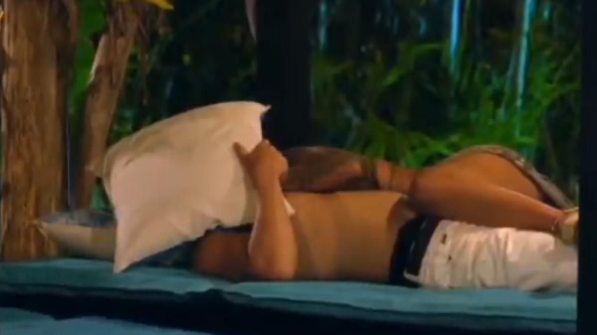 Darío besándose con su tentadora de 'La isla de las tentaciones'