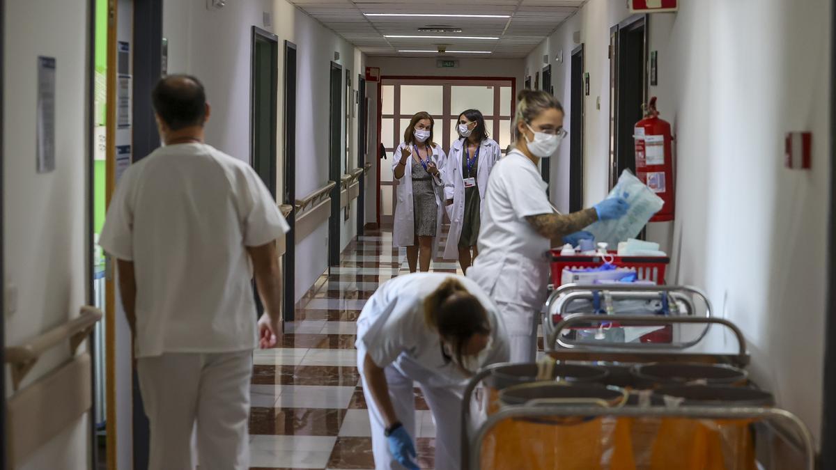 Ambiente el pasado verano en el Hospital de Alicante, donde se cerraron menos camas por el covid