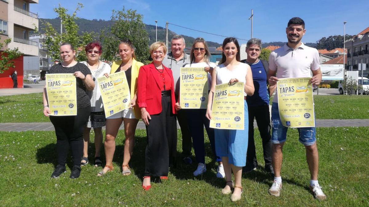 A alcaldesa e a edil de Promoción Económica e Turismo, cos hostaleiros na presentación da ruta.   | // FDV