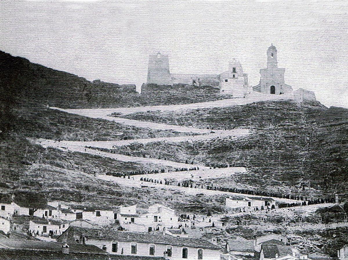 Camino del Calvario que conduce al santuario de la patrona.