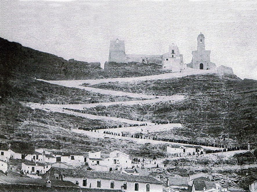 Camino del Calvario que conduce al santuario de la patrona.jpg