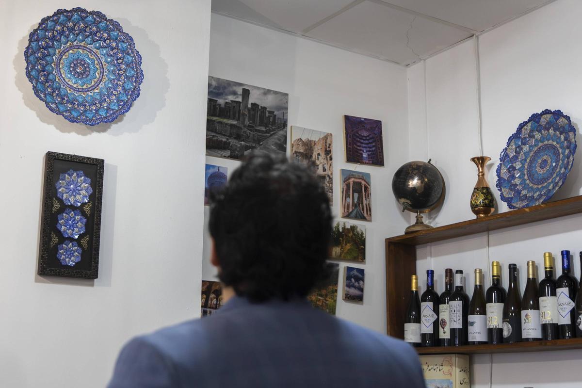 Cyrus (nombre falso), que prefiere no ser identificado con su nombre real por miedo a represalias, en su local de restauración en València