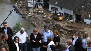 Angela Merkel, durante su visita a Schuld, cerca de Bad Neuenahr-Ahrweiler, una de las zonas afectadas por las inundaciones en Alemania de los últimos días.