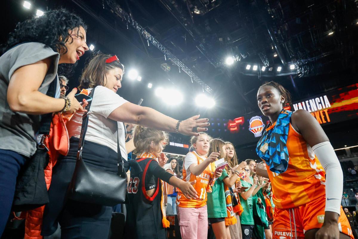 Así ha sido el regreso al Roig Arena de Awa Fam tras triunfar en el draft de la WNBA