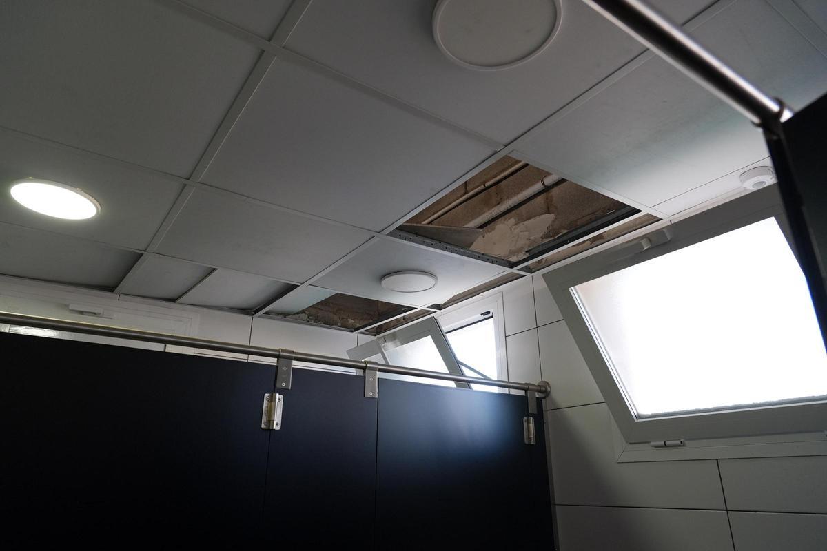 Aseos con falso techo afectado.