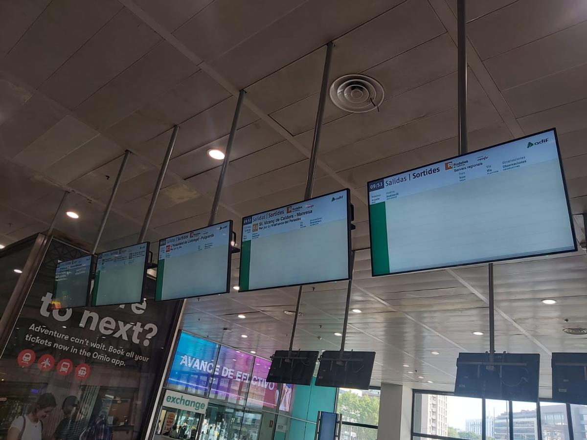 Las pantallas de información de la estación de Sants fuera de servicio durante la huelga de Rodalies.